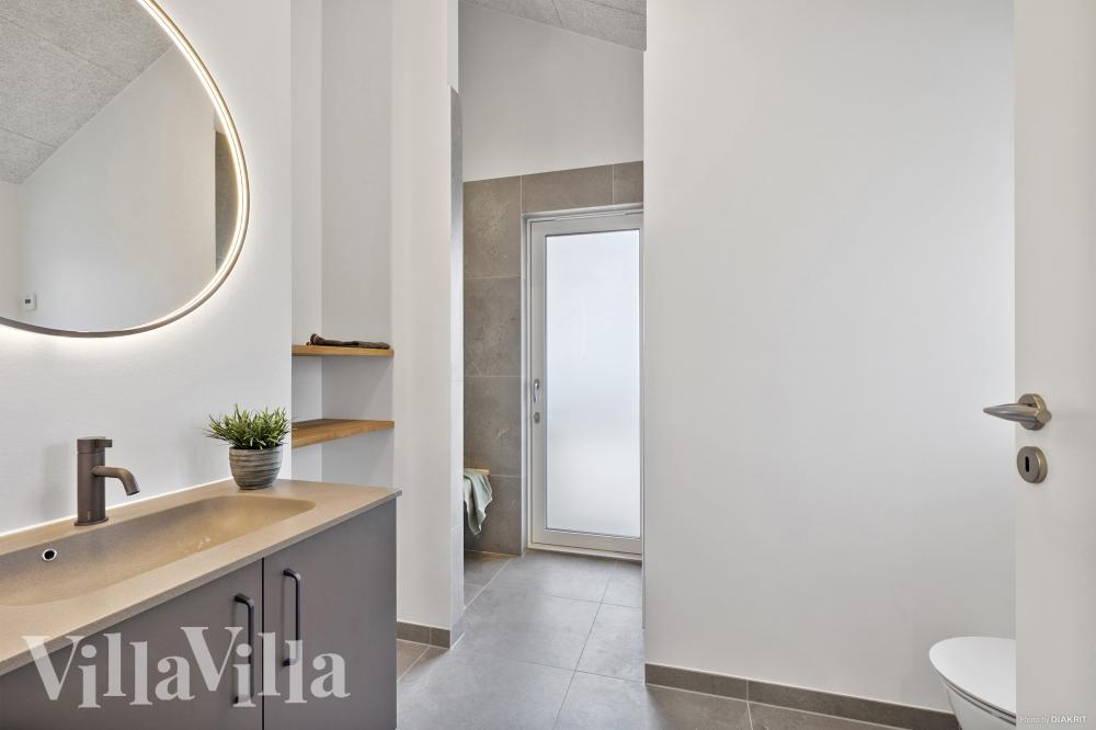 Eines der Badezimmer im Luxusferienhaus Nr. 958