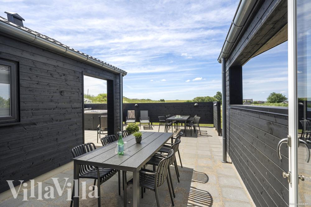 Auf der Terrasse des Ferienhauses Nr. 958 ist Platz für 12 Personen.
