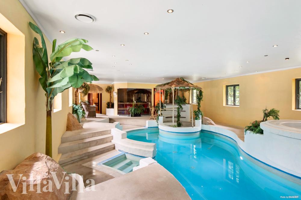 Das Ferienhaus 951 hat einen schicken Poolbereich mit Wasserrutsche, einem geräumigen, eingelassenen Whirlpool und einer Sauna.