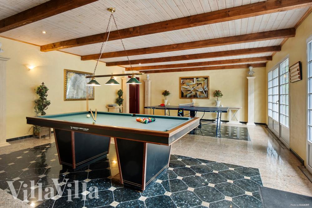 Neben den vielen schönen Stunden, die man im Poolbereich des Hauses verbringen kann, bietet das Luxusferienhaus 951 auch Spielevergnügen bei Billard/Tischtennis und Darts