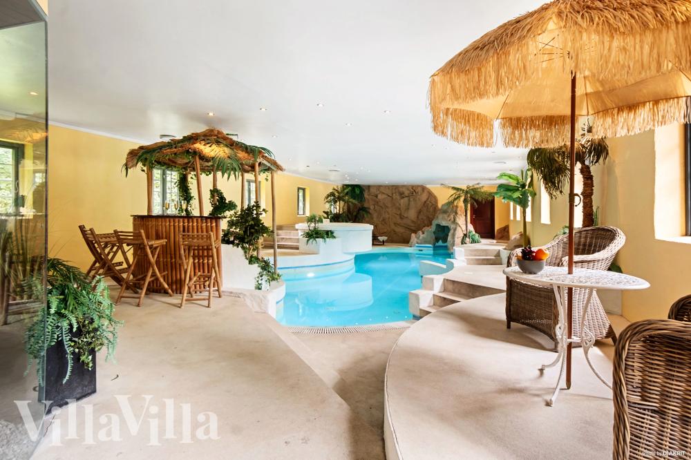 Hüpft im Luxusferienhaus Nr. 951 in Fünen und seine Inseln in den Pool.