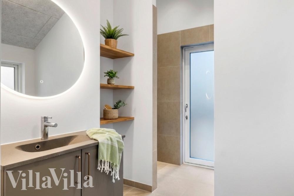 Eines der Badezimmer im Luxusferienhaus Nr. 987