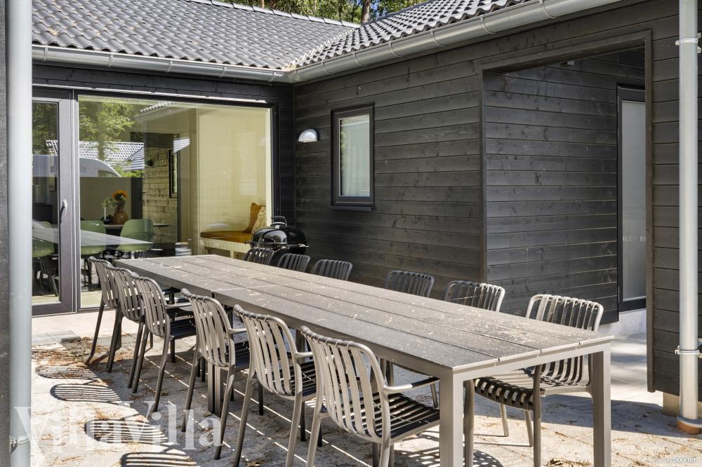 Auf der Terrasse des Ferienhauses Nr. 987 ist Platz für 12 Personen.