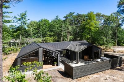 Diese schicke Haus mit Whirlpool Nr. 987 mit Platz für 12 Personen liegt in Bornholm