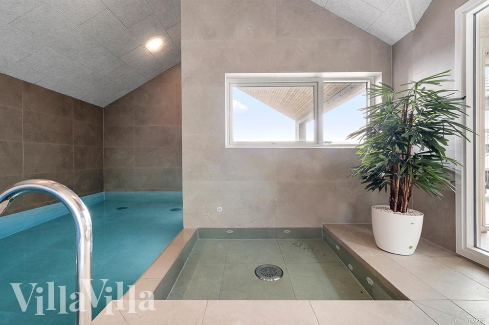 Das Ferienhaus 943 hat einen schicken Poolbereich mit Wasserrutsche, einem geräumigen, eingelassenen Whirlpool und einer Sauna.