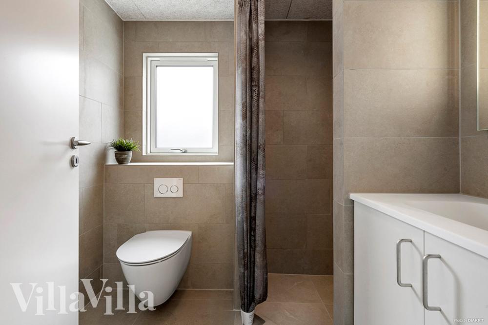 Eines der Badezimmer im Luxusferienhaus Nr. 943