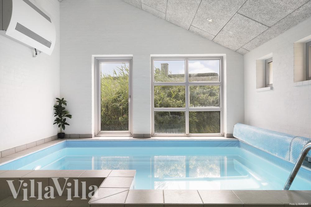 Das Ferienhaus 974 hat einen schicken Poolbereich mit Wasserrutsche, einem geräumigen, eingelassenen Whirlpool und einer Sauna.