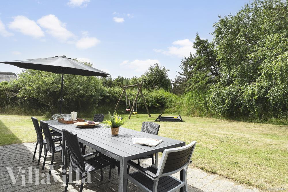 Genießen Sie einen Grillabend auf der Terrasse des Luxusferienhauses Nr. 974 in Westjütland