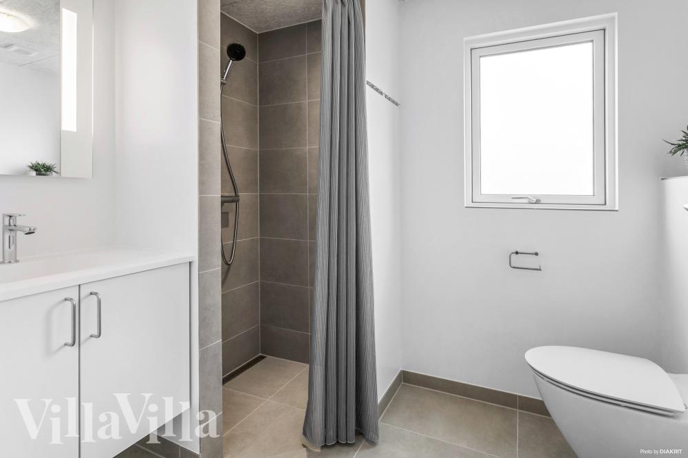 Eines der Badezimmer im Luxusferienhaus Nr. 948