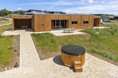 Diese schicke Haus mit Whirlpool Nr. 988 mit Platz für 10 Personen liegt in Limfjord