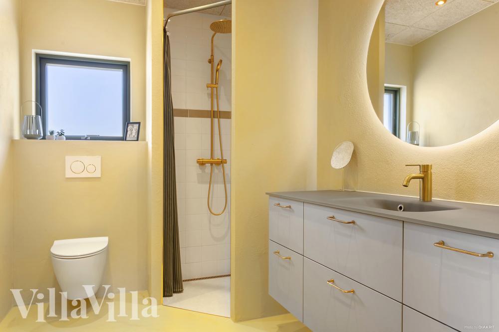 Eines der Badezimmer im Luxusferienhaus Nr. 988
