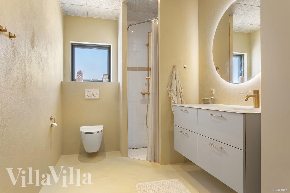 Im Luxusferienhaus Nr. 988 für 10 Personen gibt es Bad mit Dusche.