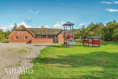 Dieses schöne Poolhaus Nr. 989 mit Platz für 16 Personen liegt in Westjütland