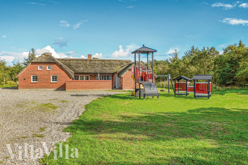 Dieses schöne Poolhaus Nr. 989 mit Platz für 16 Personen liegt in Westjütland