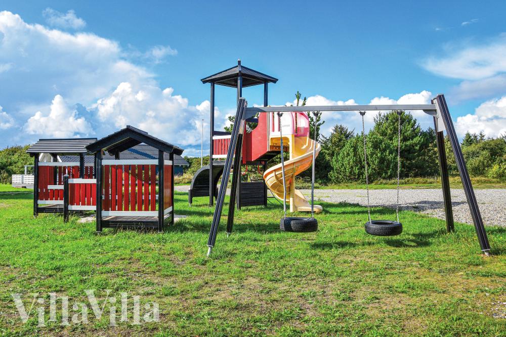 Zu dem attraktiven Ferienhaus Nr. 989 in Westjütland gehört auch ein tolles Angebot im Außenbereich, z. B. Spieleturm und Schaukeln