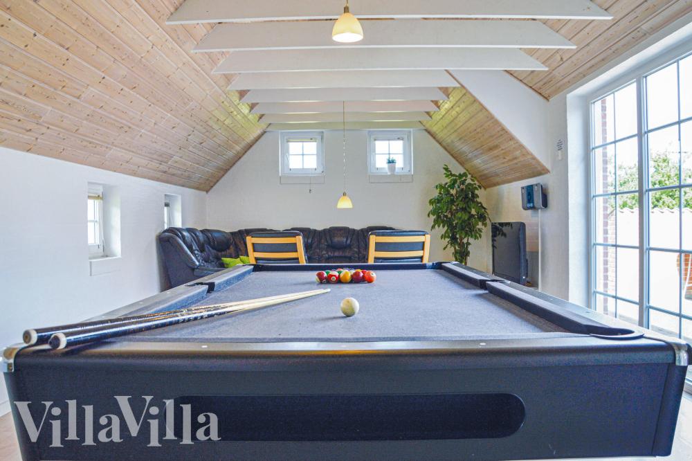 Neben den vielen schönen Stunden, die man im Poolbereich des Hauses verbringen kann, bietet das Luxusferienhaus 989 auch Spielevergnügen bei Billard/Tischtennis und Darts