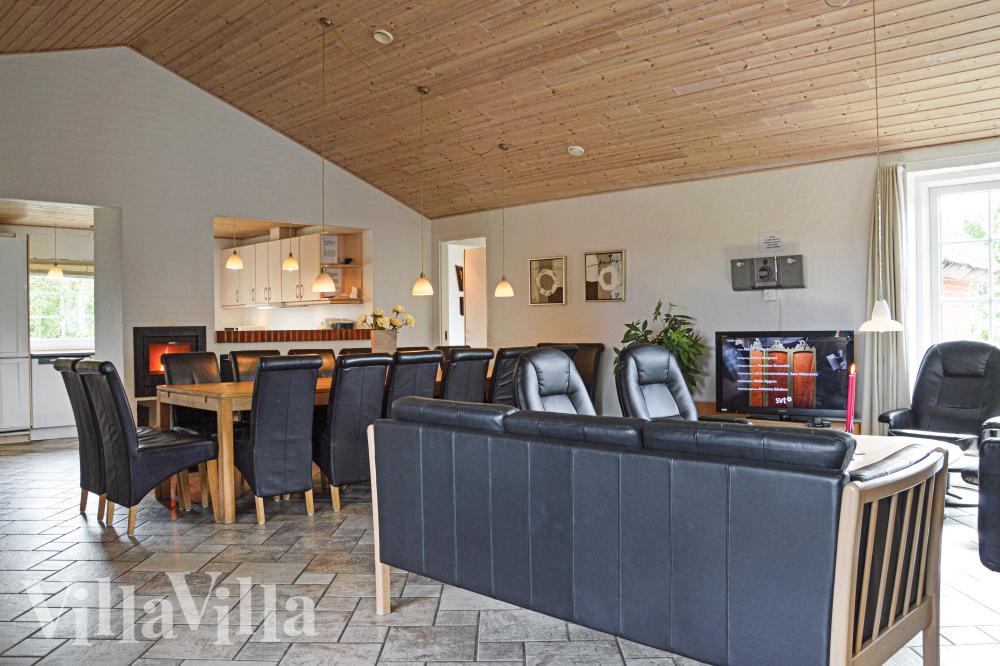 Die Couch im Luxusferienhaus Nr. 989 in Westjütland lädt zu Gesellschaftsspielen oder zu Kinoabenden ein.