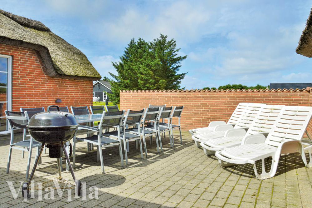 Das Luxusferienhaus Nr. 989 hat eine tolle Terrasse, die mit hochwertigen Gartenmöbeln für 16 Personen ausgestattet ist.