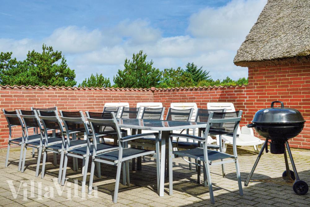 Genießen Sie einen Grillabend auf der Terrasse des Luxusferienhauses Nr. 989 in Westjütland