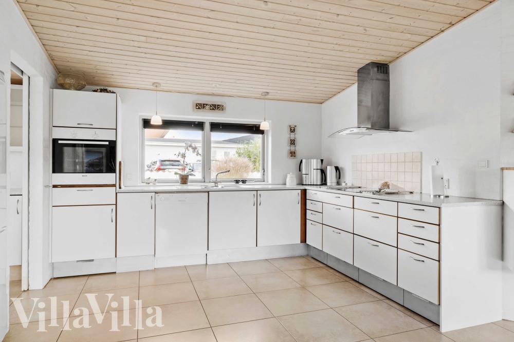 Die Küche in dem Luxusferienhaus Nr. 990 ist so gut ausgestattet, dass man problemlos Mahlzeiten für 8 Personen zubereiten kann.