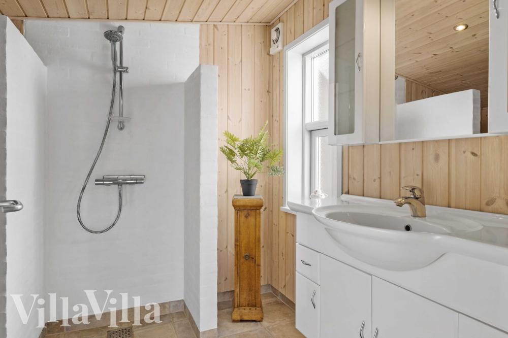 Eines der Badezimmer im Luxusferienhaus Nr. 990