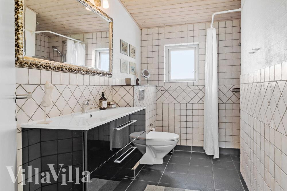 Im Luxusferienhaus Nr. 990 für 8 Personen gibt es ein Bad mit Dusche.