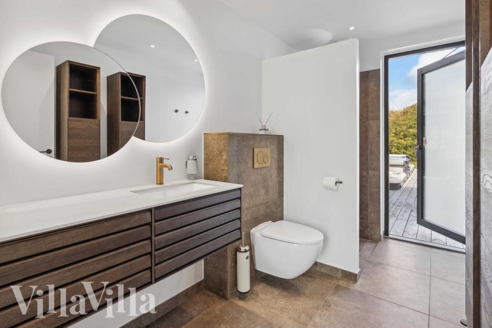 Eines der Badezimmer im Luxusferienhaus Nr. 992
