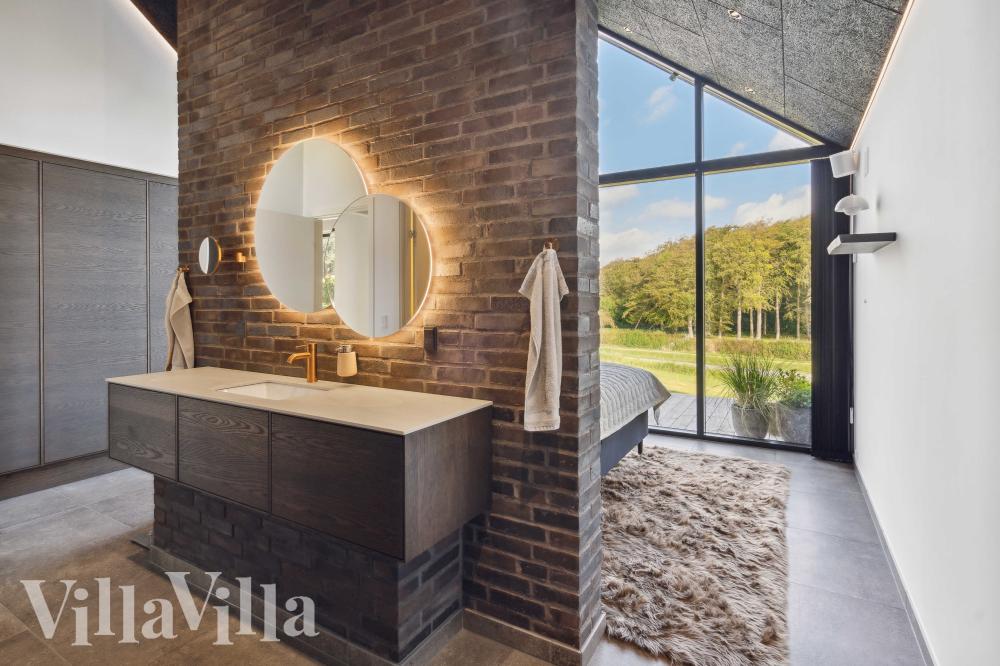 Im Luxusferienhaus Nr. 992 für 8 Personen gibt es ein Bad mit Dusche.