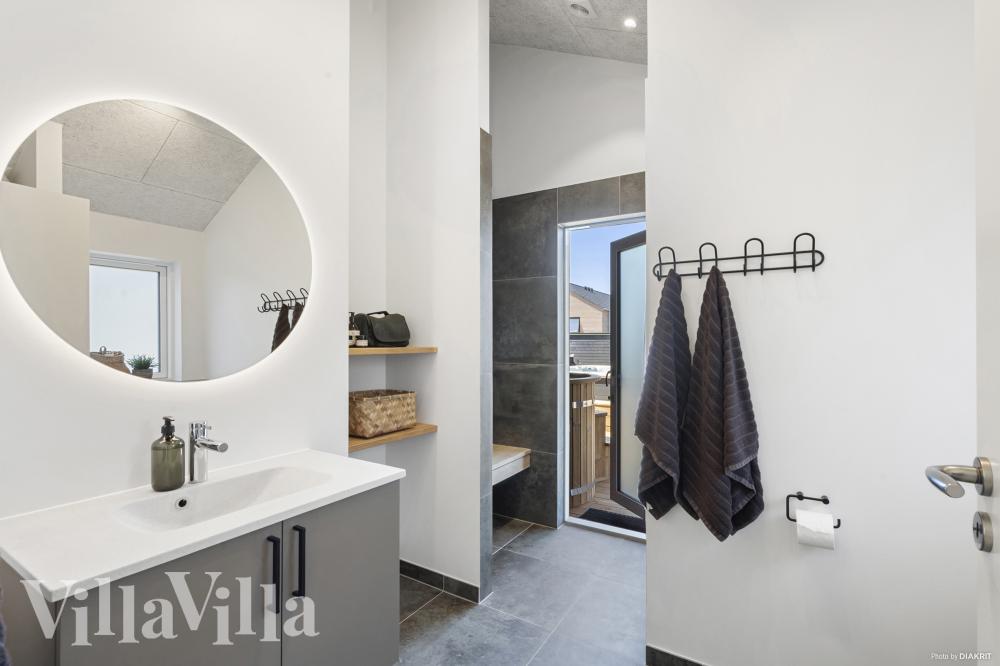Eines der Badezimmer im Luxusferienhaus Nr. 947