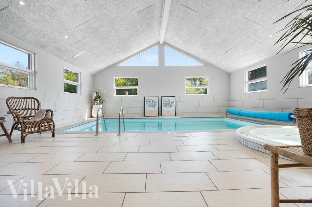 Das Ferienhaus 991 hat einen schicken Poolbereich mit Wasserrutsche, einem geräumigen, eingelassenen Whirlpool und einer Sauna.