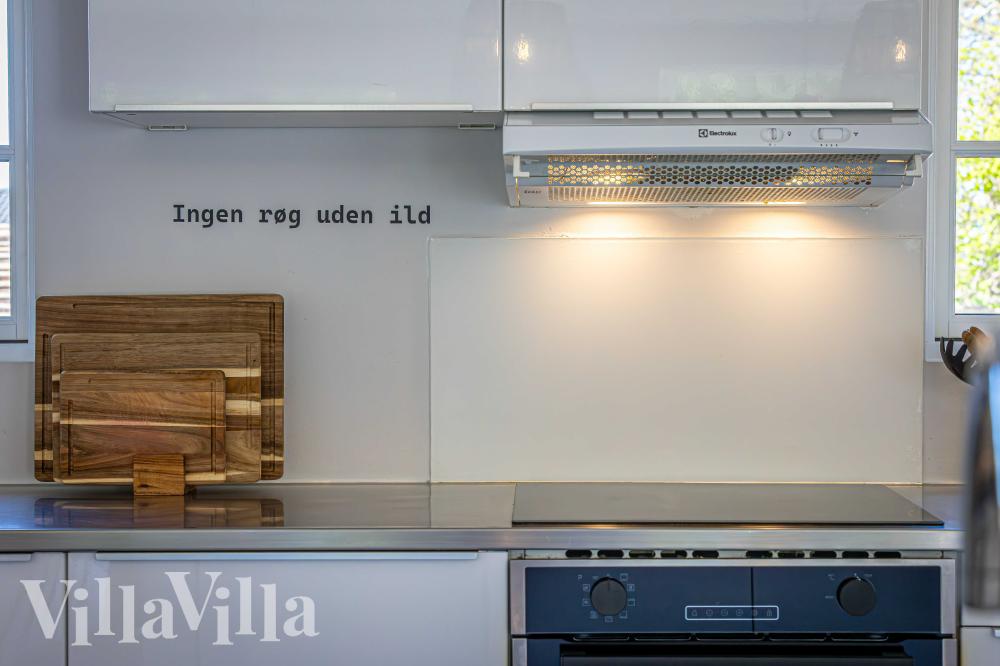 Gut ausgestattete Küche im Luxusferienhaus Nr. 991 in Nordseeland.
