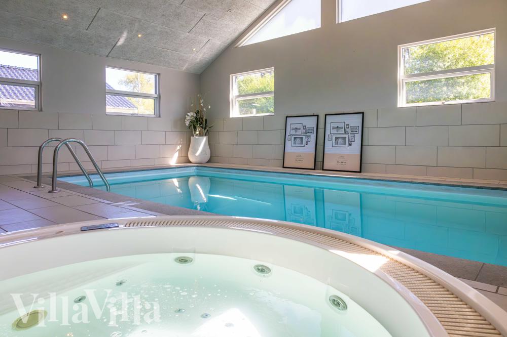 Hüpft im Luxusferienhaus Nr. 991 in Nordseeland in den Pool.