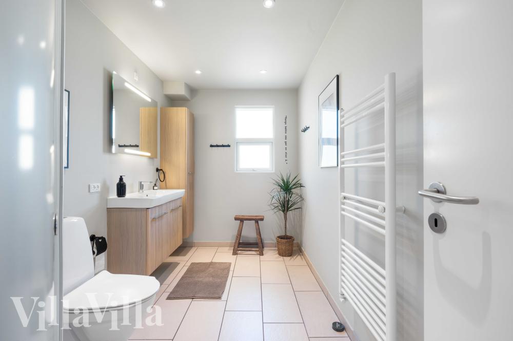 Im Luxusferienhaus Nr. 991 für 30 Personen gibt es Bad mit Dusche.