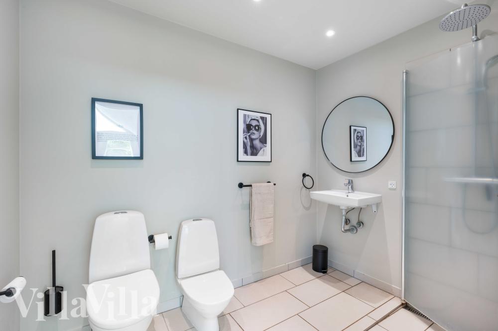 Im Luxusferienhaus Nr. 991 für 30 Personen gibt es ein Bad mit Dusche.