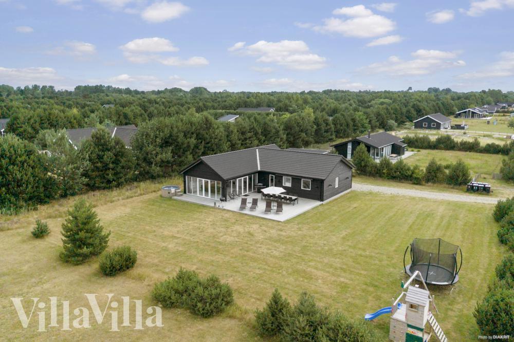 Diese schicke Haus mit Whirlpool Nr. 969 mit Platz für 12 Personen liegt in Lolland/Falster/Mön