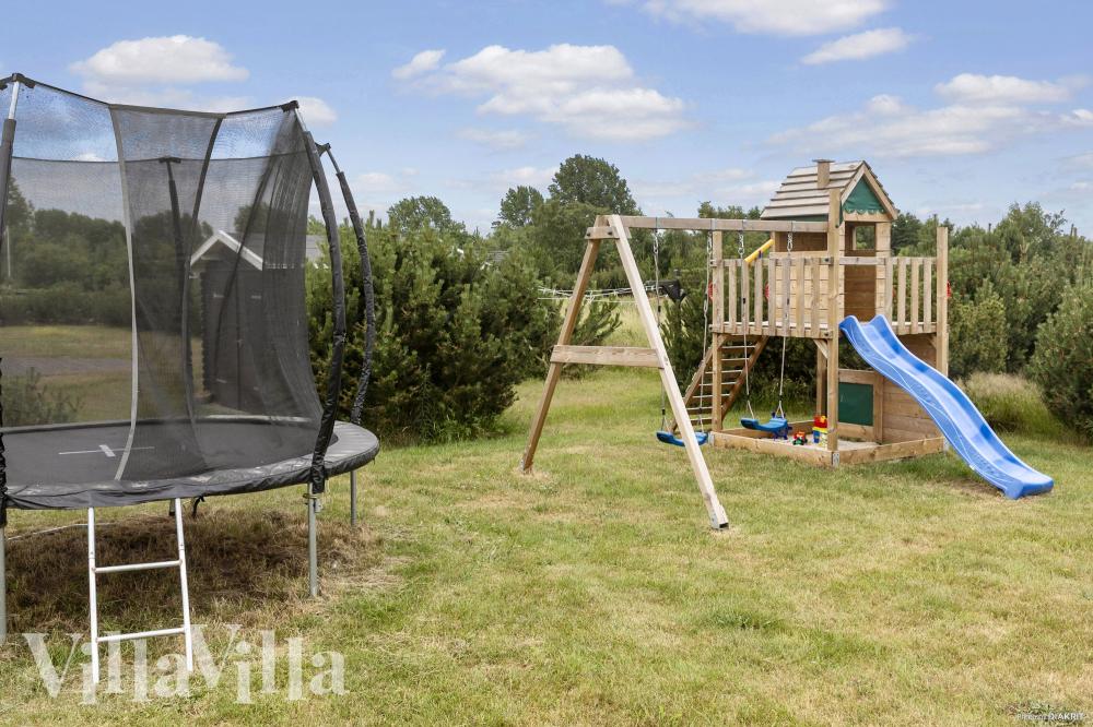 Zu dem attraktiven Ferienhaus Nr. 969 in Lolland/Falster/Mön gehört auch ein tolles Angebot im Außenbereich, z. B. Spieleturm und Schaukeln