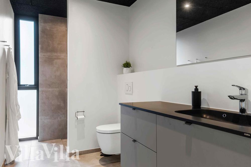 Im Luxusferienhaus Nr. 994 für 16 Personen gibt es Bad mit Dusche.
