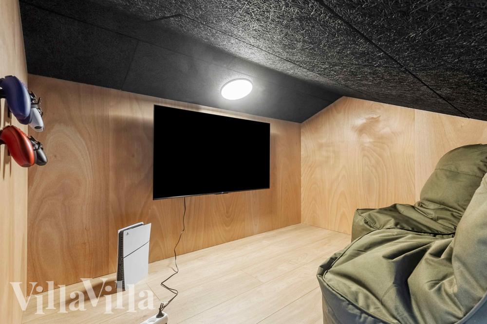 Das Luxusferienhaus 994 für 16 Personen hat einen großen Aktivitätsraum mit u. a. Billard und Darts