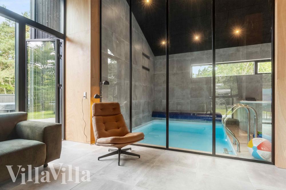 Das Ferienhaus 994 hat einen schicken Poolbereich mit Wasserrutsche, einem geräumigen, eingelassenen Whirlpool und einer Sauna.
