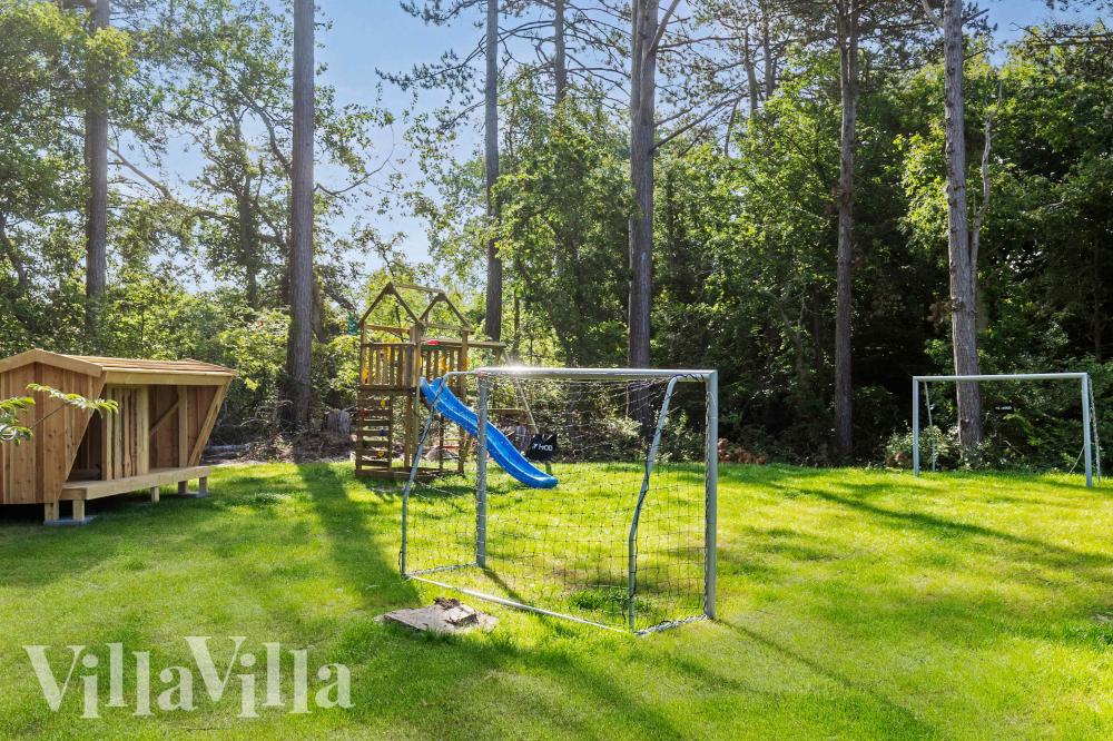 Zu dem attraktiven Ferienhaus Nr. 994 in Ostjütland gehört auch ein tolles Angebot im Außenbereich, z. B. Spieleturm und Schaukeln