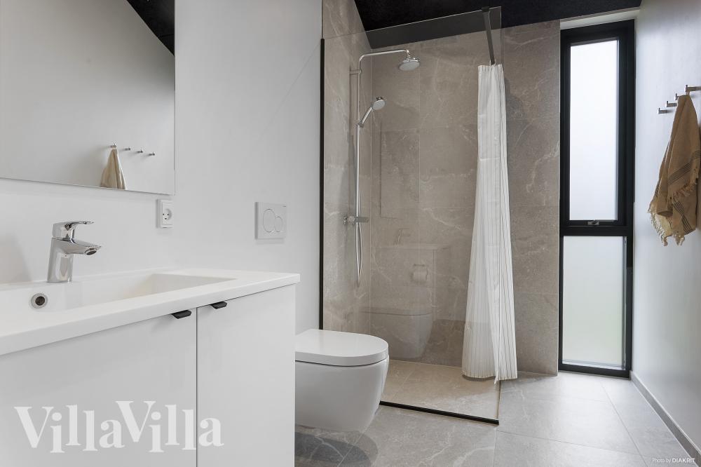 Eines der Badezimmer im Luxusferienhaus Nr. 995