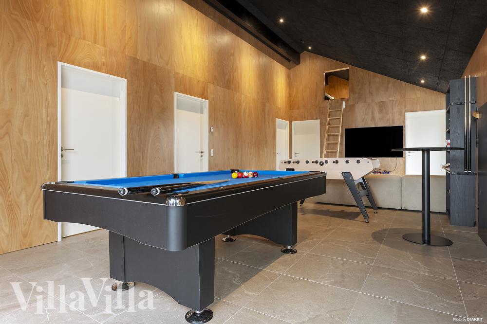 Neben den vielen schönen Stunden, die man im Poolbereich des Hauses verbringen kann, bietet das Luxusferienhaus 995 auch Spielevergnügen bei Billard/Tischtennis und Darts
