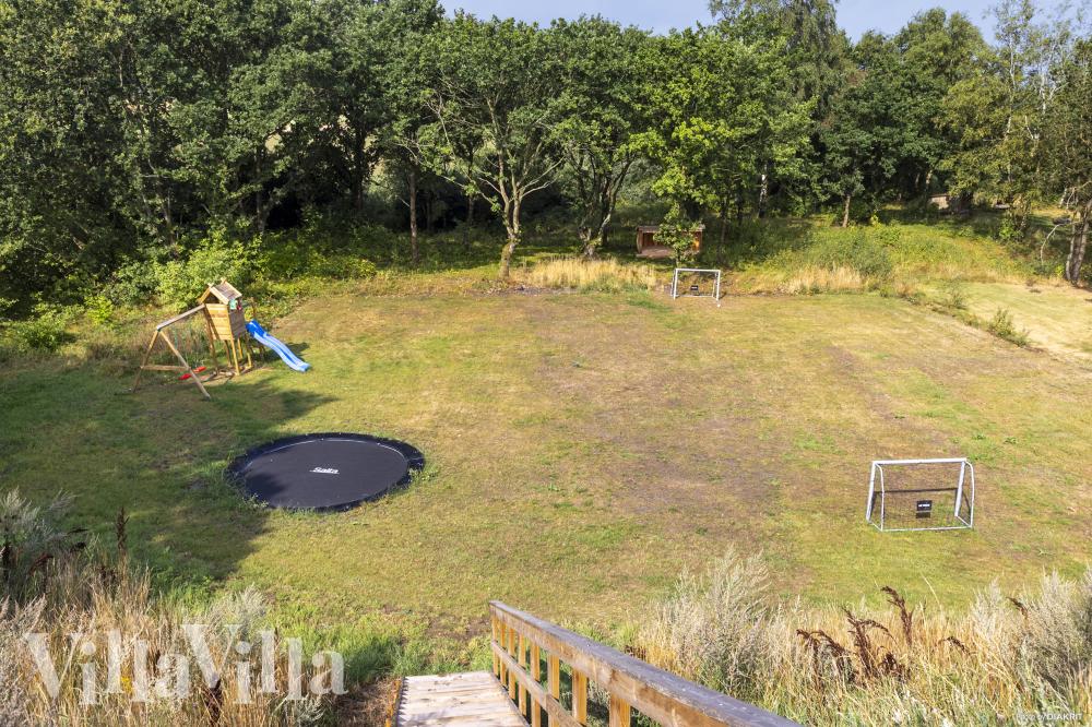 Zu dem attraktiven Ferienhaus Nr. 995 in Limfjord gehört auch ein tolles Angebot im Außenbereich, z. B. Spieleturm und Schaukeln