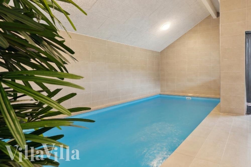 Das Ferienhaus 1000 hat einen schicken Poolbereich mit Wasserrutsche, einem geräumigen, eingelassenen Whirlpool und einer Sauna.