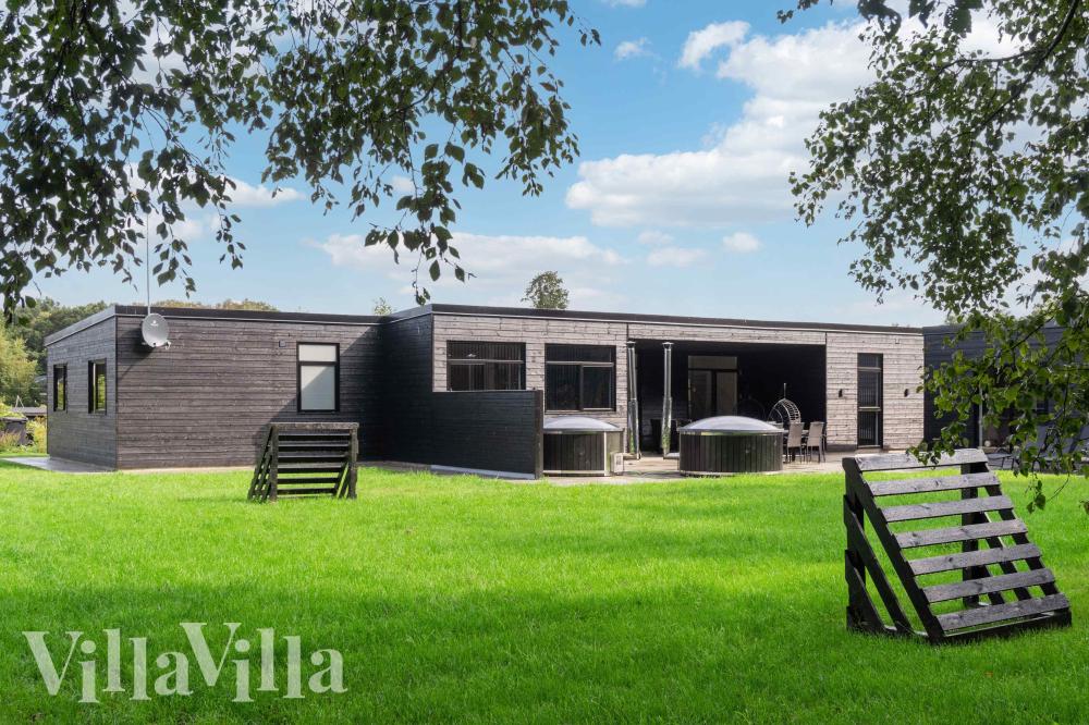 Diese schicke Haus mit Whirlpool Nr. 1002 mit Platz für 16 Personen liegt in Ostjütland