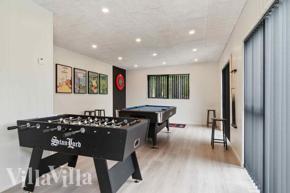 Neben den vielen schönen Stunden, die man im Poolbereich des Hauses verbringen kann, bietet das Luxusferienhaus 1002 auch Spielevergnügen bei Billard/Tischtennis und Darts
