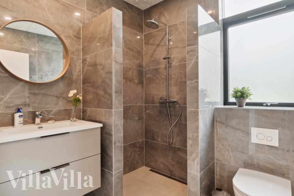 Eines der Badezimmer im Luxusferienhaus Nr. 1002