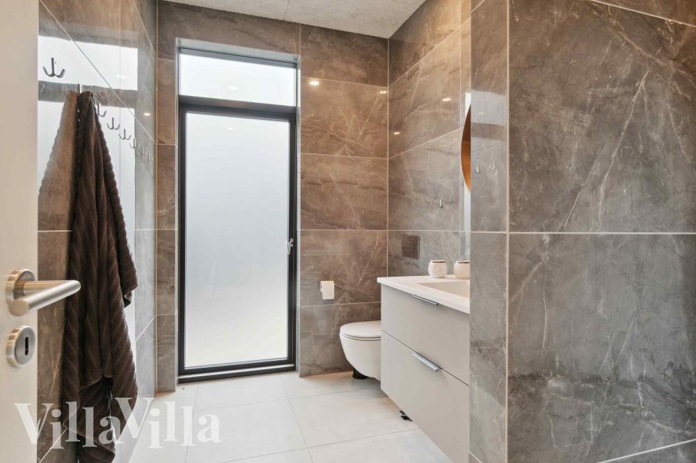 Im Luxusferienhaus Nr. 1002 für 16 Personen gibt es Bad mit Dusche.