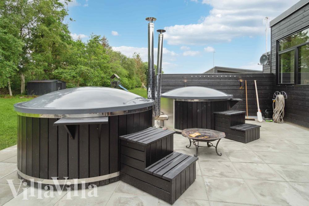 Genießen Sie einen Grillabend auf der Terrasse des Luxusferienhauses Nr. 1002 in Ostjütland