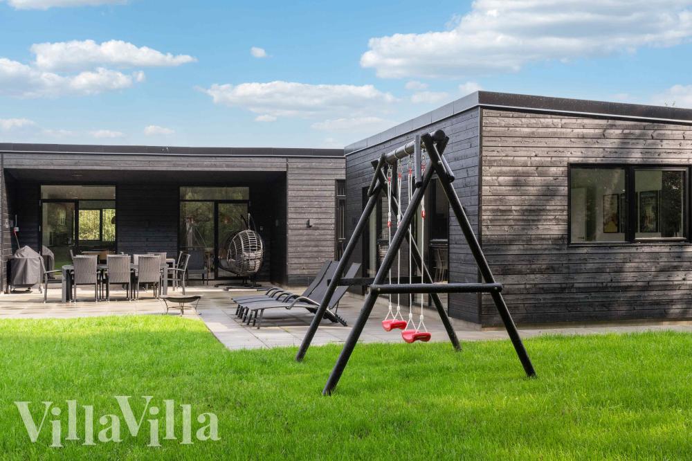 Zu dem attraktiven Ferienhaus Nr. 1002 in Ostjütland gehört auch ein tolles Angebot im Außenbereich, z. B. Spieleturm und Schaukeln